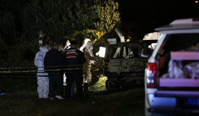 Akhisar'da yanan otomobilde bir kişinin cansız bedeni bulundu