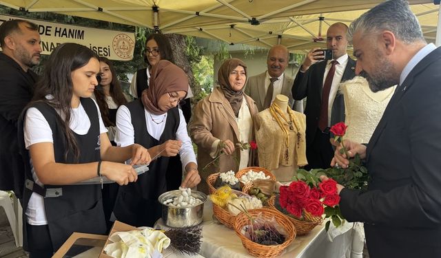 Dünya Kadın Çiftçiler Günü nedeniyle İzmir'de Bereketli Eller Pazarı açıldı