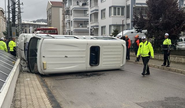 Afyon Erkmen'de öğrenci servisi ve dolmuş çarpıştı! 16 kişi yaralandı!