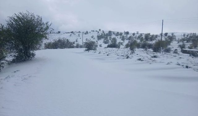 Demirci, Alaşehir ve Sandıklı Kumalar Yaylası'nda mevsimin ilk karı yağdı