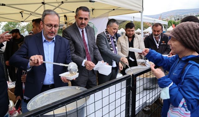 Bornova'da yapılan Manisa Kültür ve Sanat Festivaline yoğun ilgi