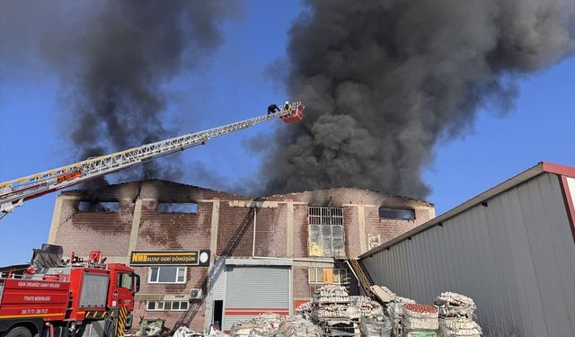 Uşak Tekstil OSB'deki fabrikada çıkan yangın kontrol altına alındı
