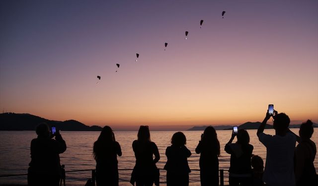 Fethiye'deki ışıklı paramotor gösterisi yoğun ilgi çekti