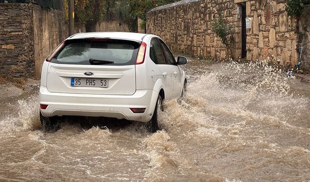 Bodrum'da sağanak yağış yaşamı olumsuz etkiledi