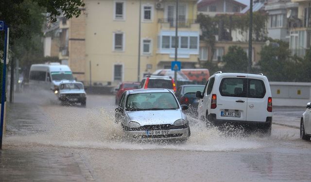 Yağmur sonrası Ölüdeniz'in rengi kahverengiye dönüştü
