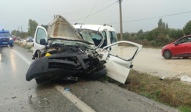 İzmir'de tırla çarpışan hafif ticari araçtaki 1 kişi öldü, 1 kişi yaralandı