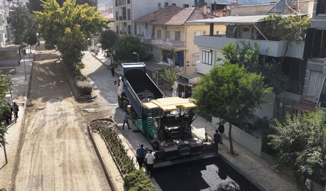 Salihli'de 2 mahalleyi bağlayan Ferah Caddesi'nde asfaltlama çalışması başladı
