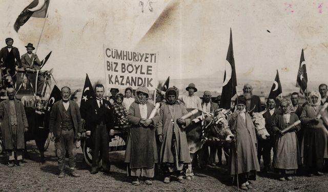 Uşak'ın merkezinde çekilen Cumhuriyet'in sembol fotoğrafı!