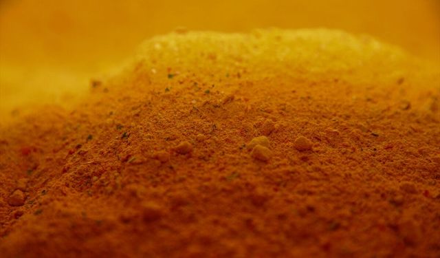Uşak'ın meşhur tarhanasını imece usulüyle evlerinde yapıyorlar