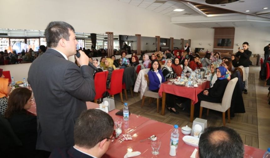 AK Parti Uşak Belediye Başkan adayı Çakın KADINLARI DİNLEDİ (3)