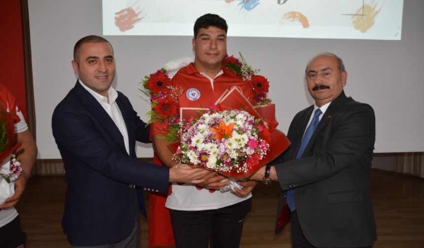 Gymnasiade 2022'de altın madalya kazanan Ali Peker'e memleketinde coşkulu karşılama