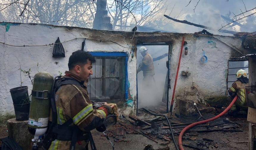 İzmir'de çıkan yangın evi kullanılamaz hale getirdi
