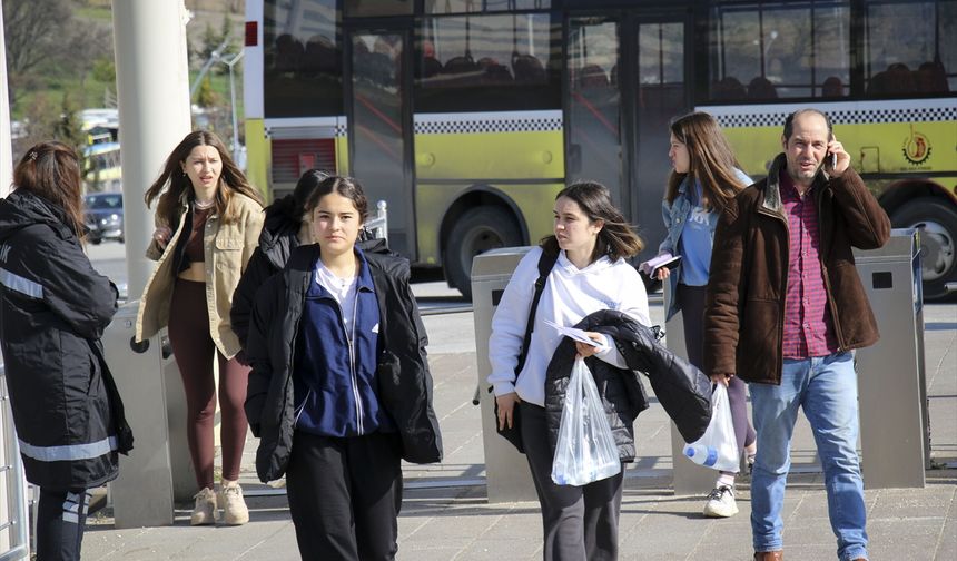 İzmir'de Yükseköğretim Kurumları Sınavı'nın ikinci oturumu AYT başladı