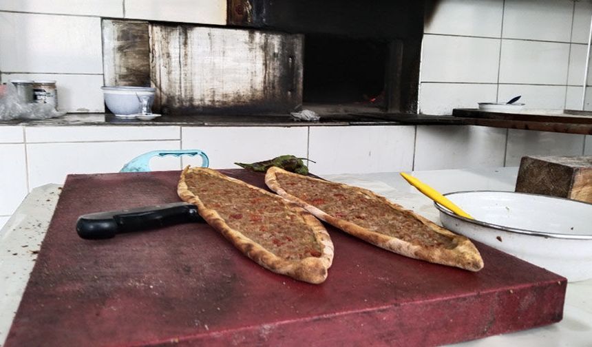 Uşak'taki pide ustası 350 TL olan 1 buçuk kıymalıyı 200 liraya sabitledi!