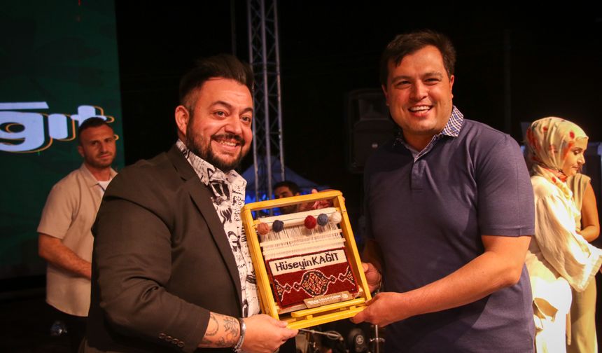 Şarkıcı Hüseyin Kağıt, Uşak'taki Gurbetçi Festivali'nde sevenleriyle buluştu