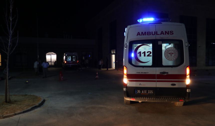 Tire'de kamyon şarampole devrildi, sürücü yaralandı!