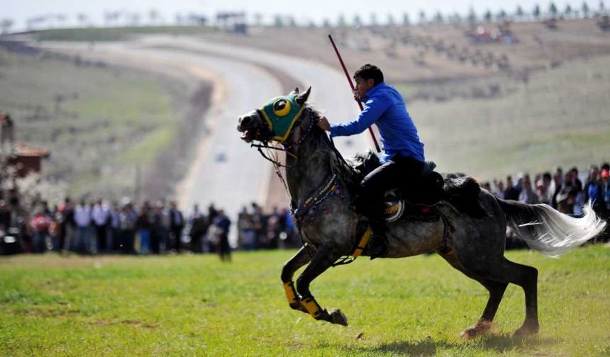Uşak'ta Kalfa cirit sahasında karanlığa kalan maç, can tehlikesine rağmen iptal edilmedi