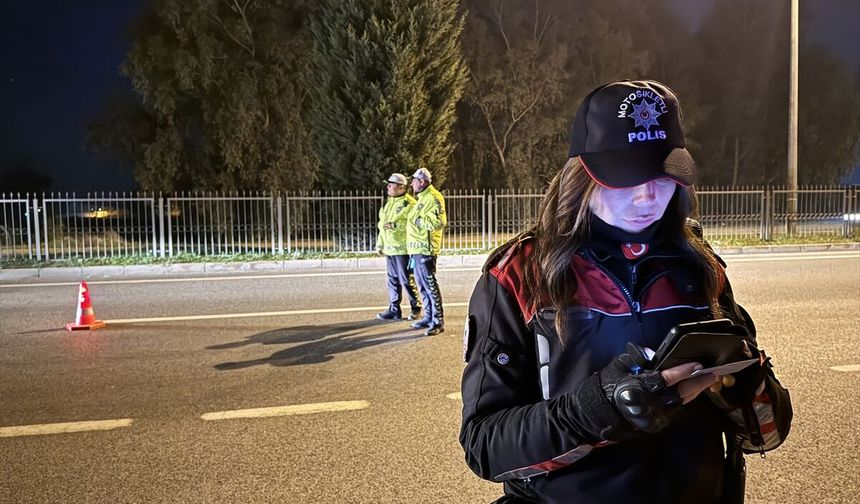 Uşak Banaz’a yasaklı madde getirileceği ihbarını alan ekipler, 2 şahsı kıskıvrak yakaladı
