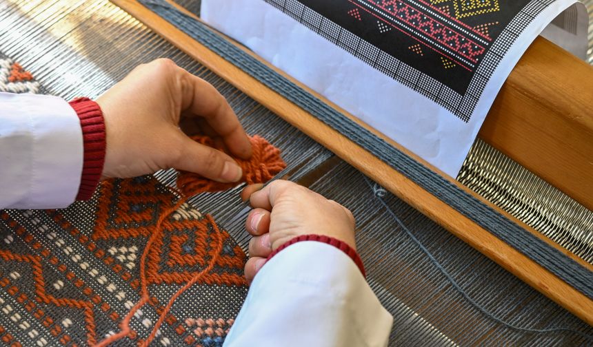 Ege'nin köklü el dokumaları İzmir'de kurulan merkezde yaşatılıyor