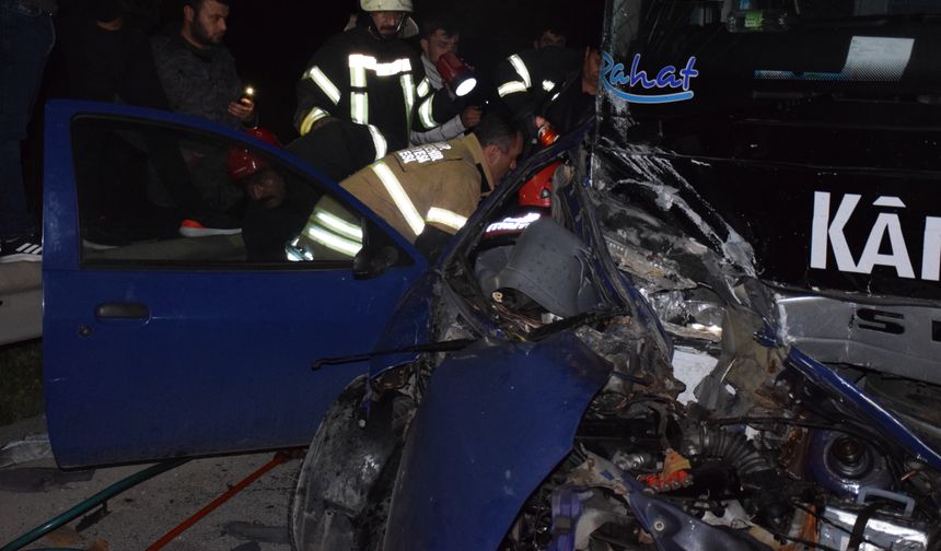 İzmir'de yolcu otobüsü ile otomobil çarpıştı; 2'si ağır, 4 yaralı !