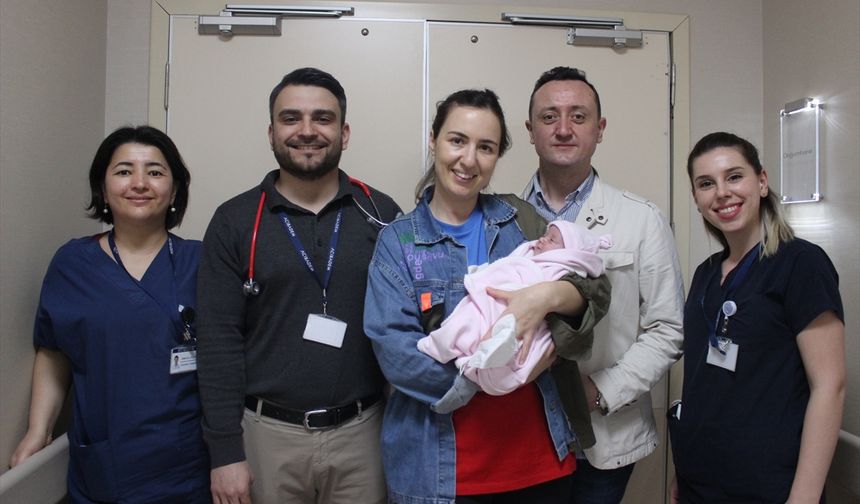 İzmir'de 890 gram dünyaya gelen bebek tedavinin ardından annesine kavuştu
