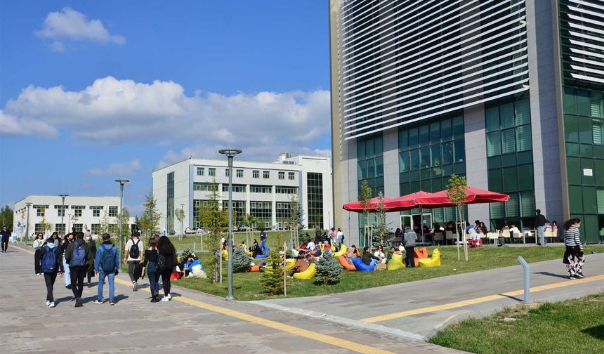 Uşak Üniversitesi çalışanları şafak sayıyor
