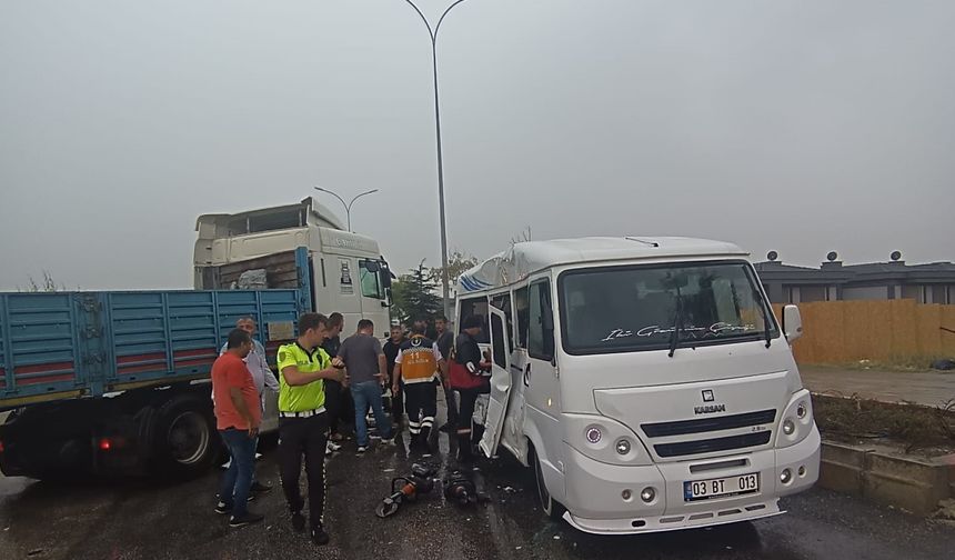 Afyonkarahisar'da tır ile minibüsün çarpışması sonucu 9 kişi yaralandı
