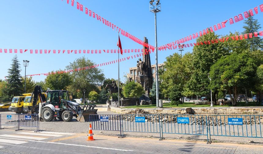 Özkan Yalım: 29 Ekim’i yenilenmiş ve güzelleşmiş meydanda kutlayacağız