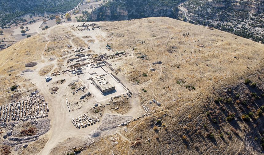 Uşak'taki Blaundos Antik Kenti'nde 2 bin yıllık "anıtsal mezar" gün yüzüne çıkartıldı