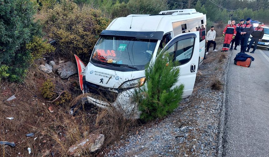 Muğla'da trafik levhasına çarpan minibüsteki 8 kişi yaralandı