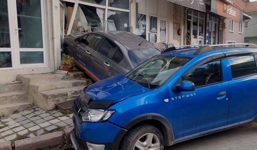 Kütahya'da otomobilin çarptığı kişinin yaralandığı anlar güvenlik kamerasında