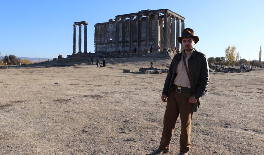 Aizanoi'nin "Indiana Jones"u turistlere antik kenti tanıtıyor