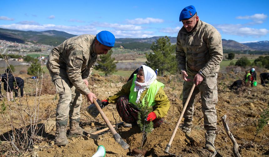 Uşak'ta yaklaşık 3 bin 200 fidan toprakla buluştu