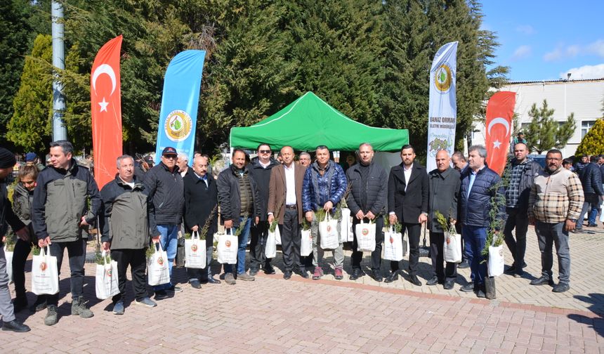 Banaz'da Orman Haftasından dolayısıyla 4 bin 500 fidan dağıtıldı