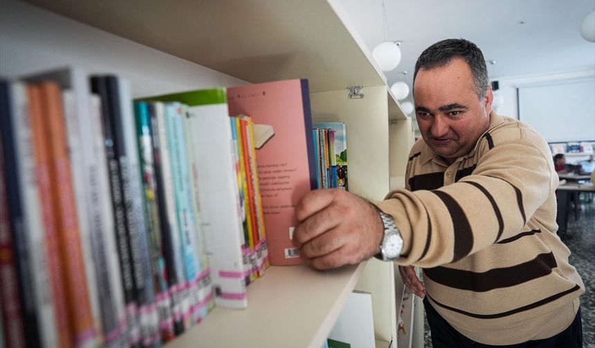 Karşıkaya'da yaşayan engelli Mete Tuna Tuncay, kitap kurdu haline geldi
