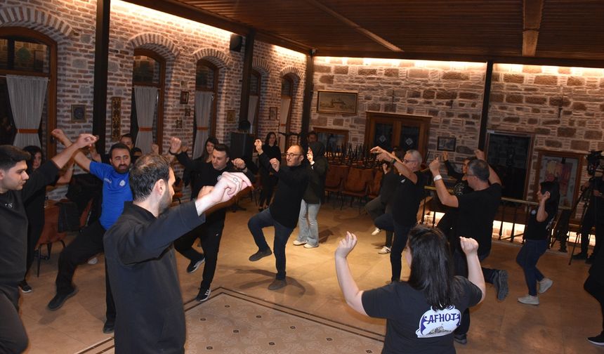 Afyon Çobanlar'daki okul öncesi öğretmeni Hülya Doğan, halk oyunları ekibi kurdu