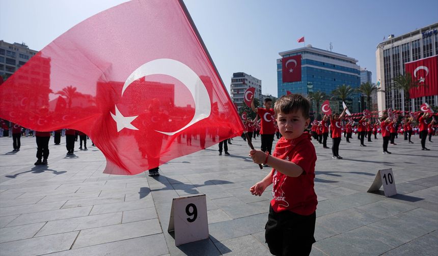 Uşak, İzmir ve Manisa'da 23 Nisan kutlamaları yapıldı! Küçük vali, matematiğin kalkmasını istedi!