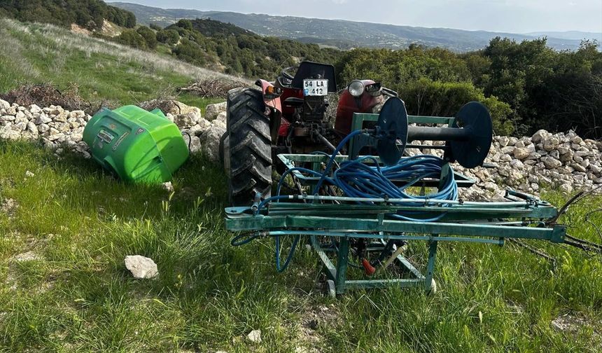 Uşak Ulucak'ta tarlasını ilaçlarken traktör altında kalan 1 kişi ağır yaralandı