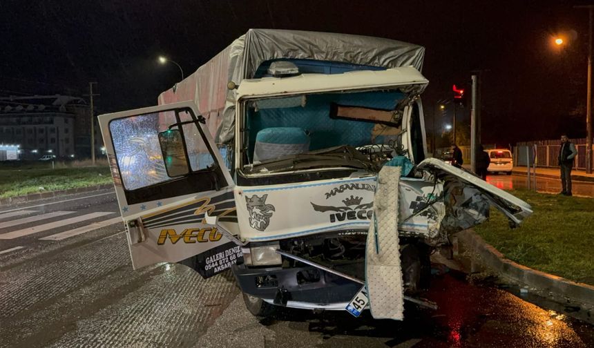 Afyonkarahisar'da tır ile kamyonun çarpıştı, 2 yaralı!
