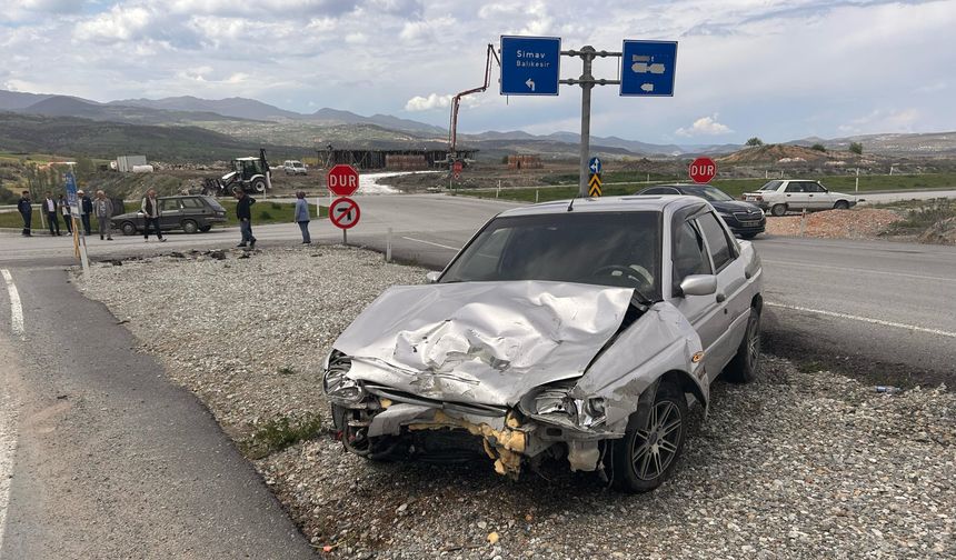 Kütahya'da iki otomobilin çarpıştı, 1 kişi yaralandı