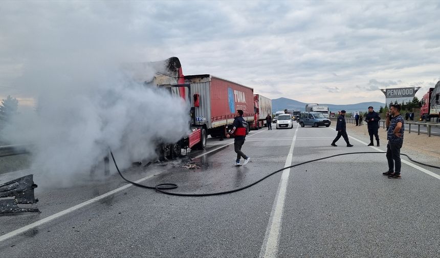 Kütahya, Uşak ve Afyonkarahisar yol ayrımındaki Altıntaş kavşağında tır alev aldı