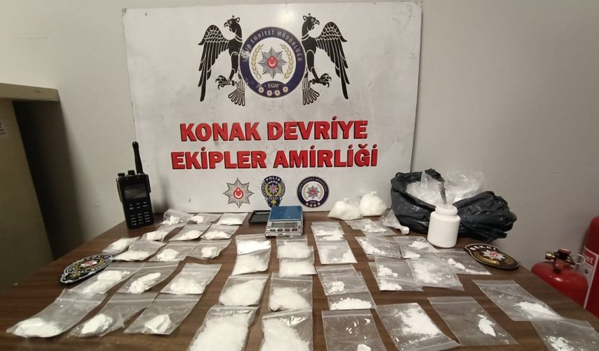 İzmir'de yasaklı madde ile kaçan iki kişi yakalandı