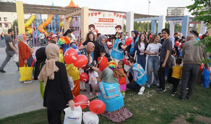 AK Parti Uşak İl Gençlik Kolları, Ata Park'taki çocuklara balon ve pamuk şekeri dağıttı