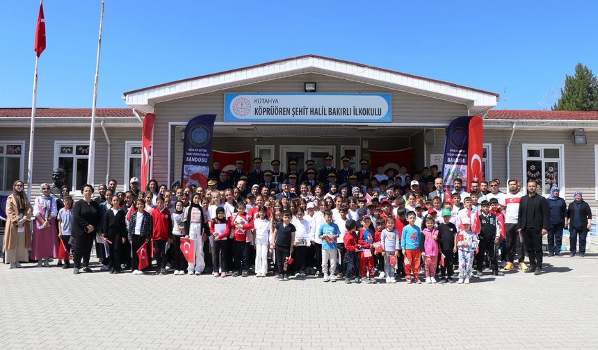 Kütahya Hava Er Eğitim Tugay Komutanlığı Bandosu köy okulunda konser verdi