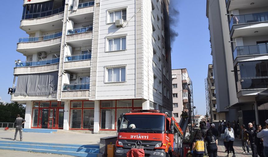 Manisa'da apartman yangınında mahsur kalan 6 kişiyi kurtarıldı
