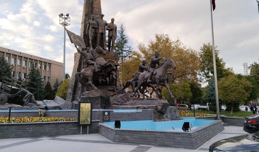 Uşak'ın merkezi Atatürk Anıtı önündeki taşlar için kaç para harcandı?
