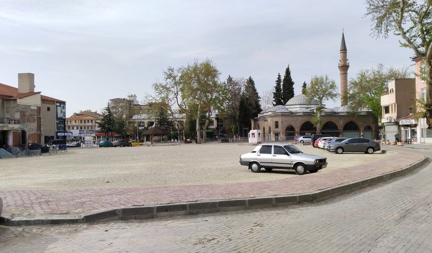 Uşak'ta olaylı bir şekilde yıkılan binanın yerine açık otopark yapıldı