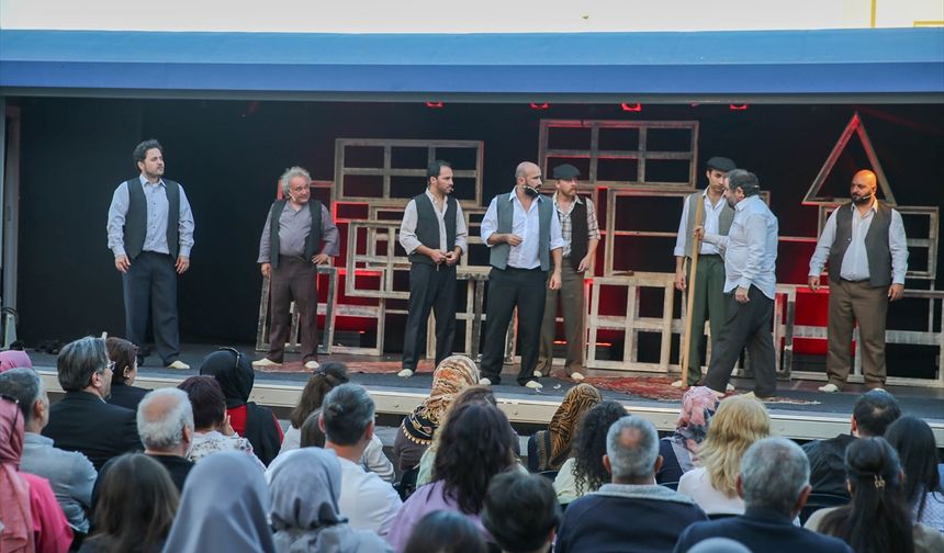Uşak Tren Garı'nda kurulan Vagon Sahne'de Misafir isimli oyun sahnelendi!