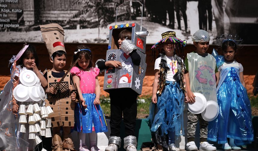 İzmir'de öğrencilerden geri dönüşümlü defile !