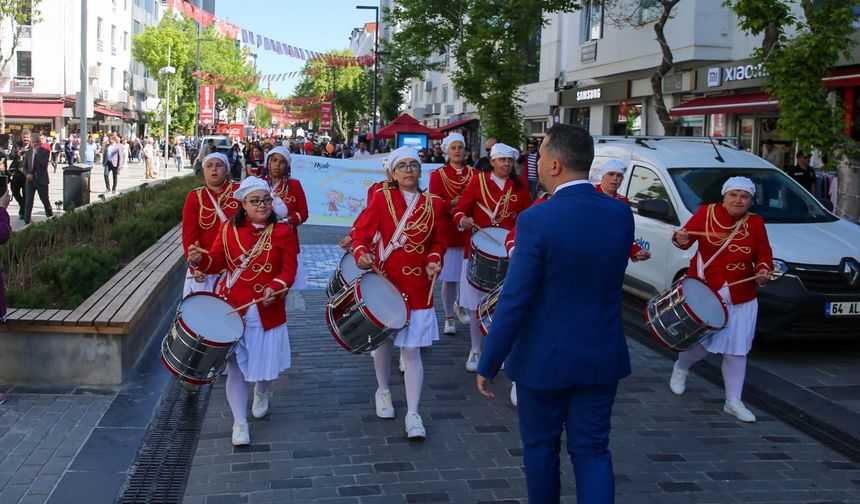 Uşak'ta "aile yürüyüşü" düzenlendi